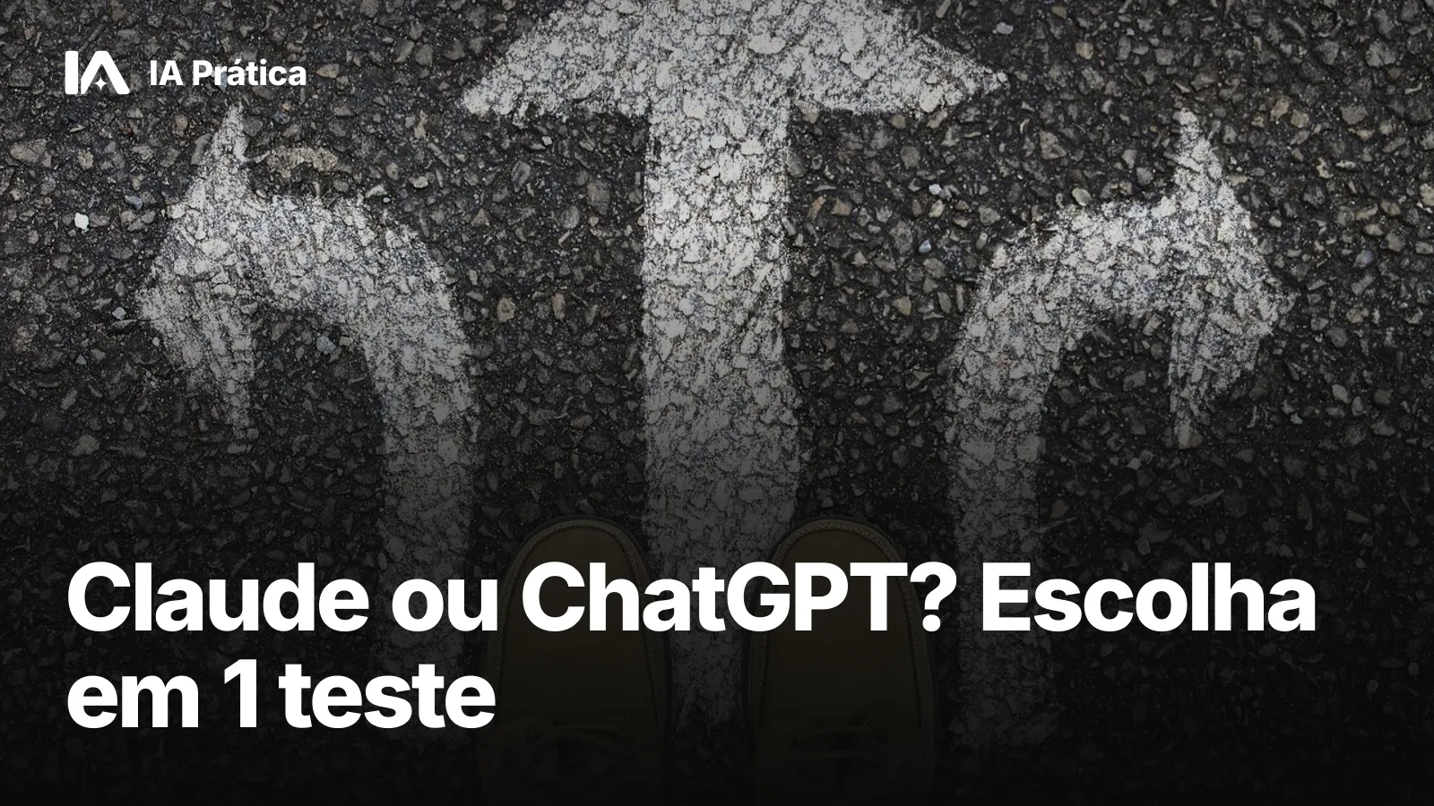 Setas brancas pintadas no asfalto apontando para três direções, com os pés de uma pessoa parada diante delas