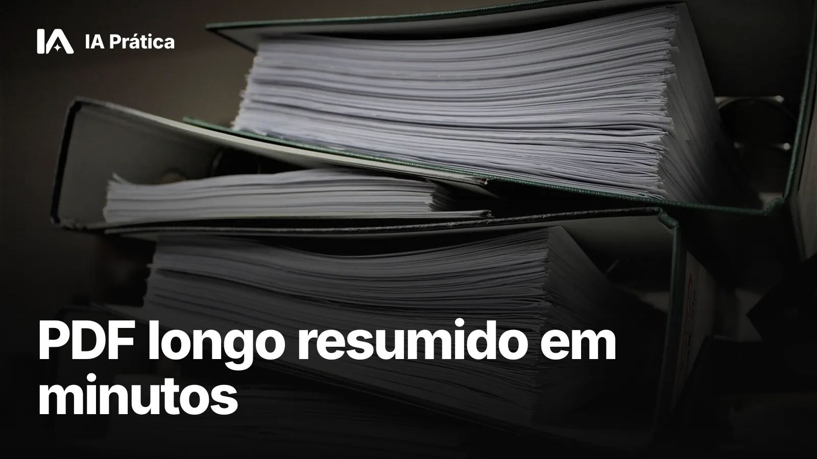 Pilha de pastas de arquivo abarrotadas de papéis, vistas de lado em um ambiente escuro