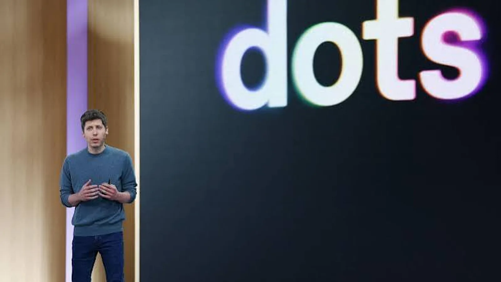 Sam Altman, CEO da OpenAI, no palco do anúncio do Dots, com o logotipo do agente no telão