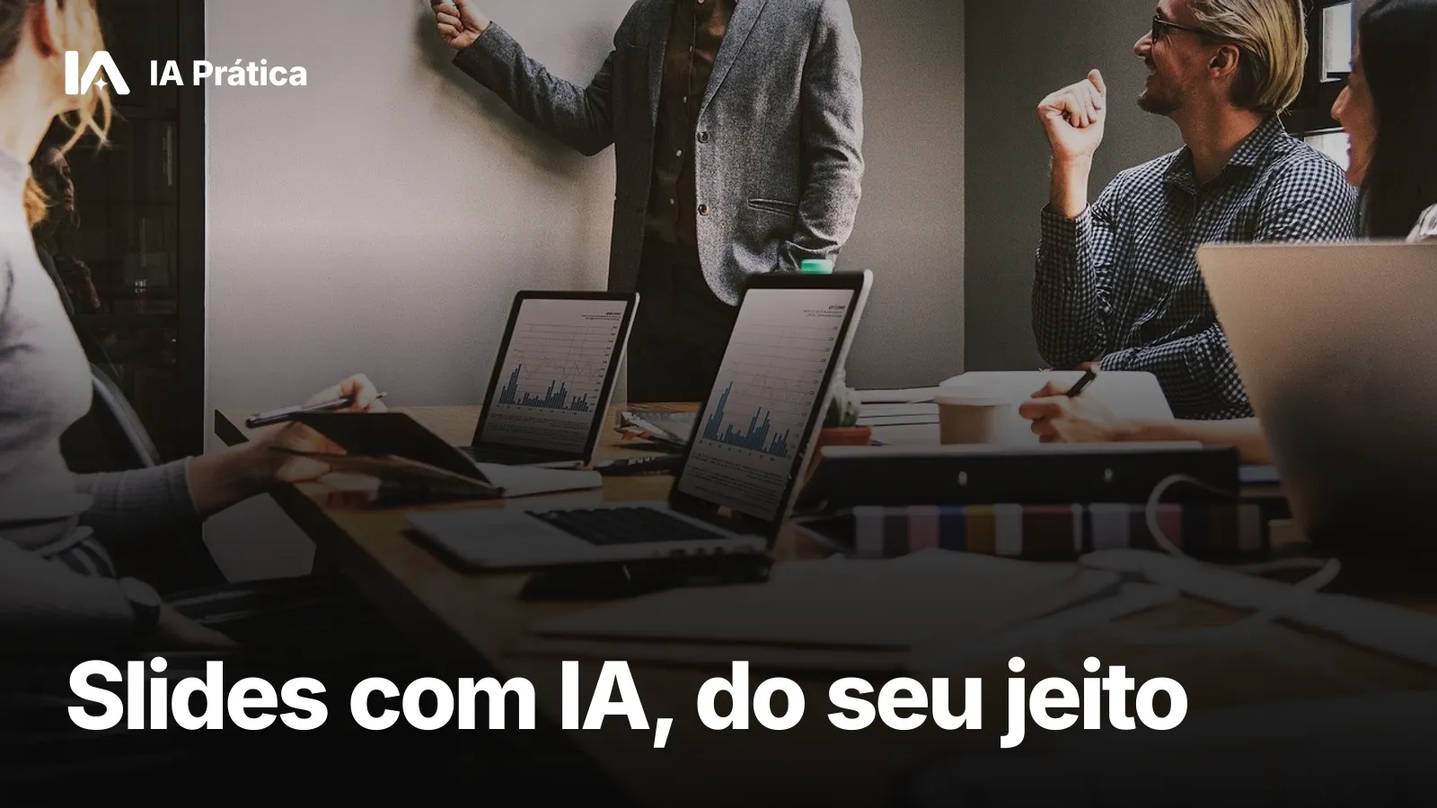 Pessoa apresentando numa sala de reunião enquanto colegas acompanham gráficos em notebooks sobre a mesa
