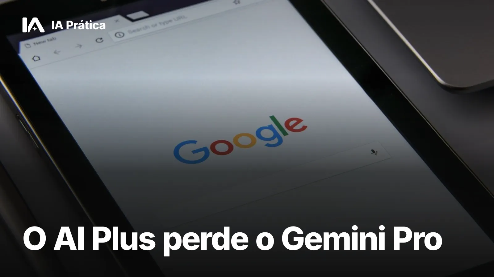 Tablet exibindo a página de busca do Google sobre uma mesa
