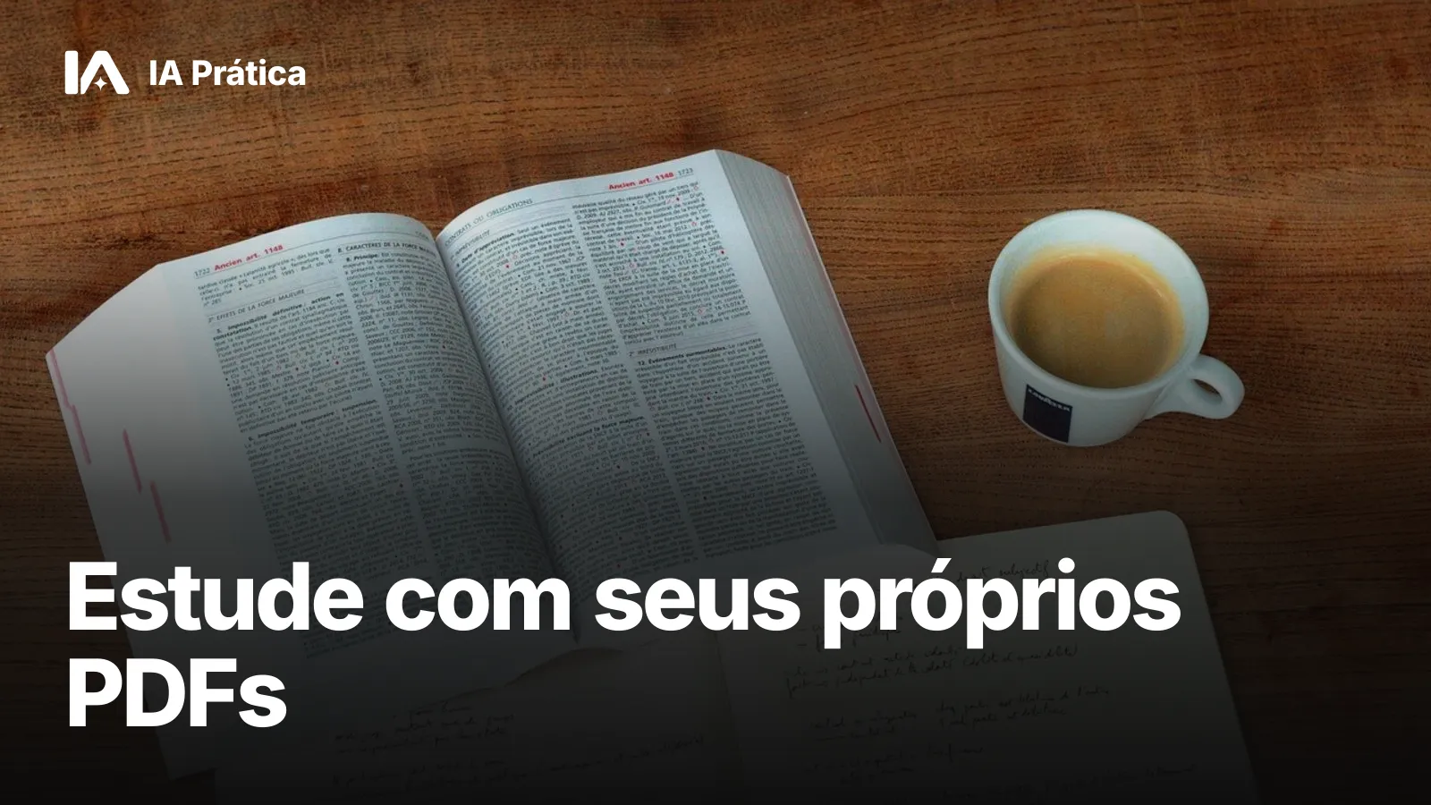 Livro grosso aberto sobre uma mesa de madeira, ao lado de uma xícara de café e de um caderno de anotações