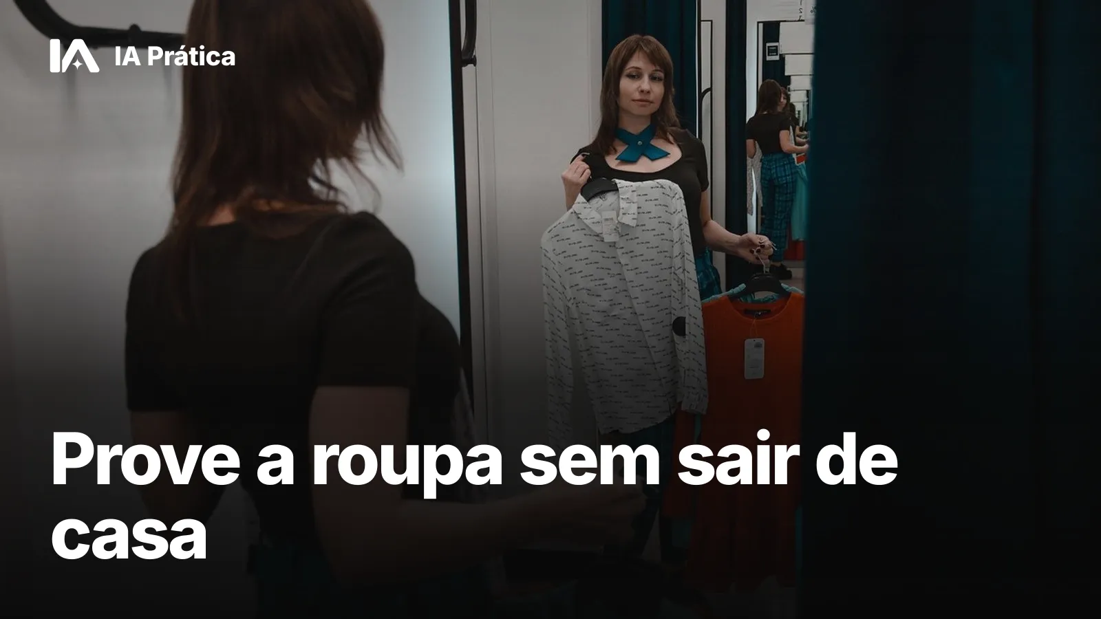 Mulher segurando uma camisa em frente ao espelho de um provador de loja